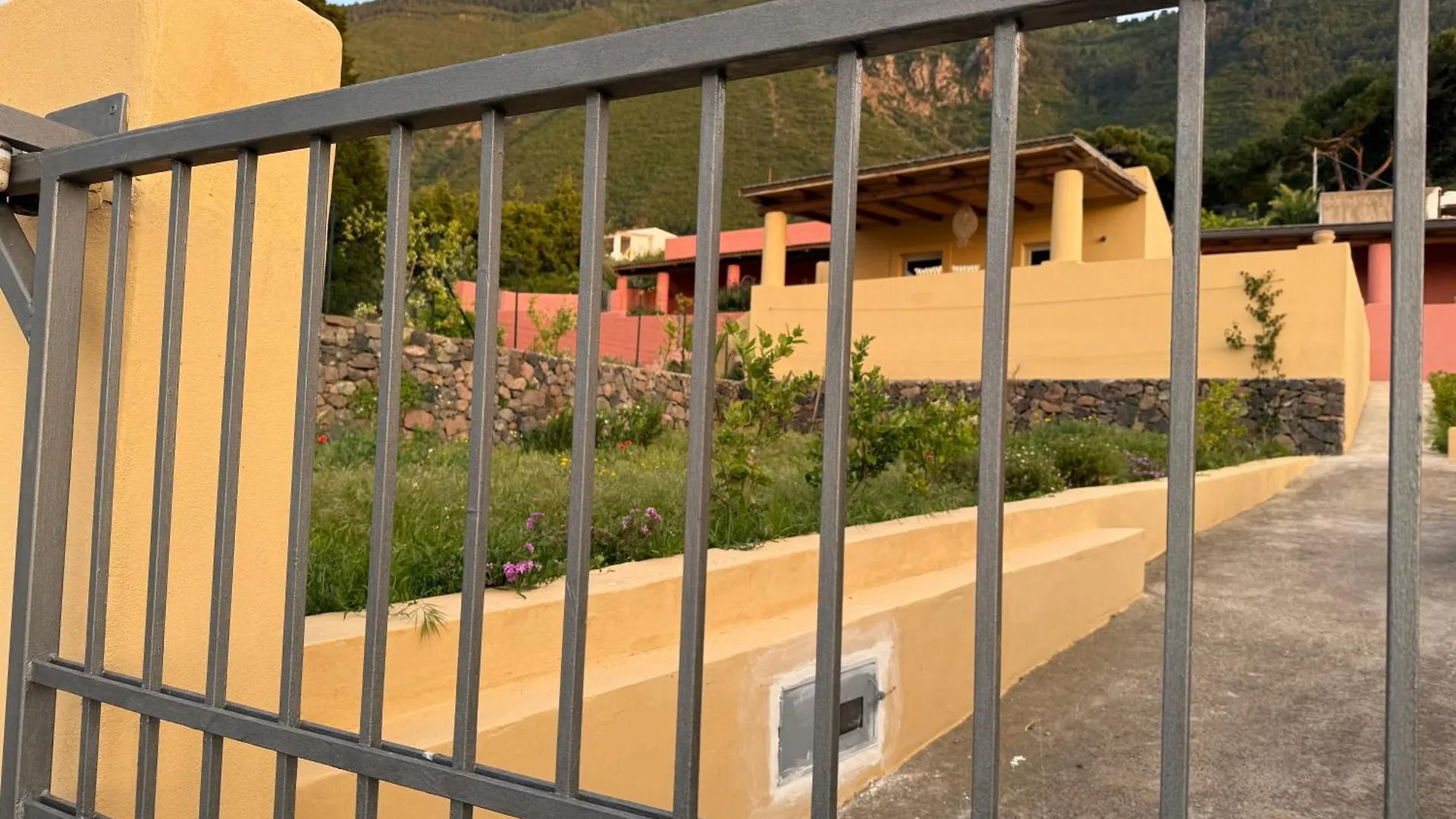 La Casuzza - Garden And Terrace Sea View Villa Malfa  Italy